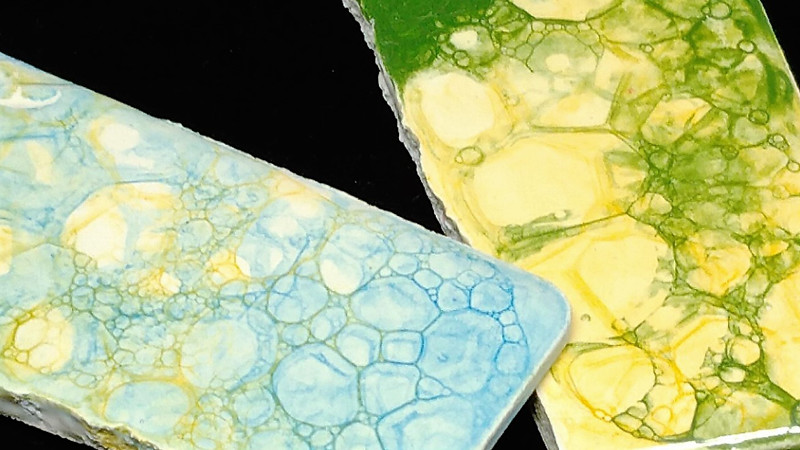 Decoración sobre y bajo cubierta con burbujas de jabón y su cocción con microondas. Video 48